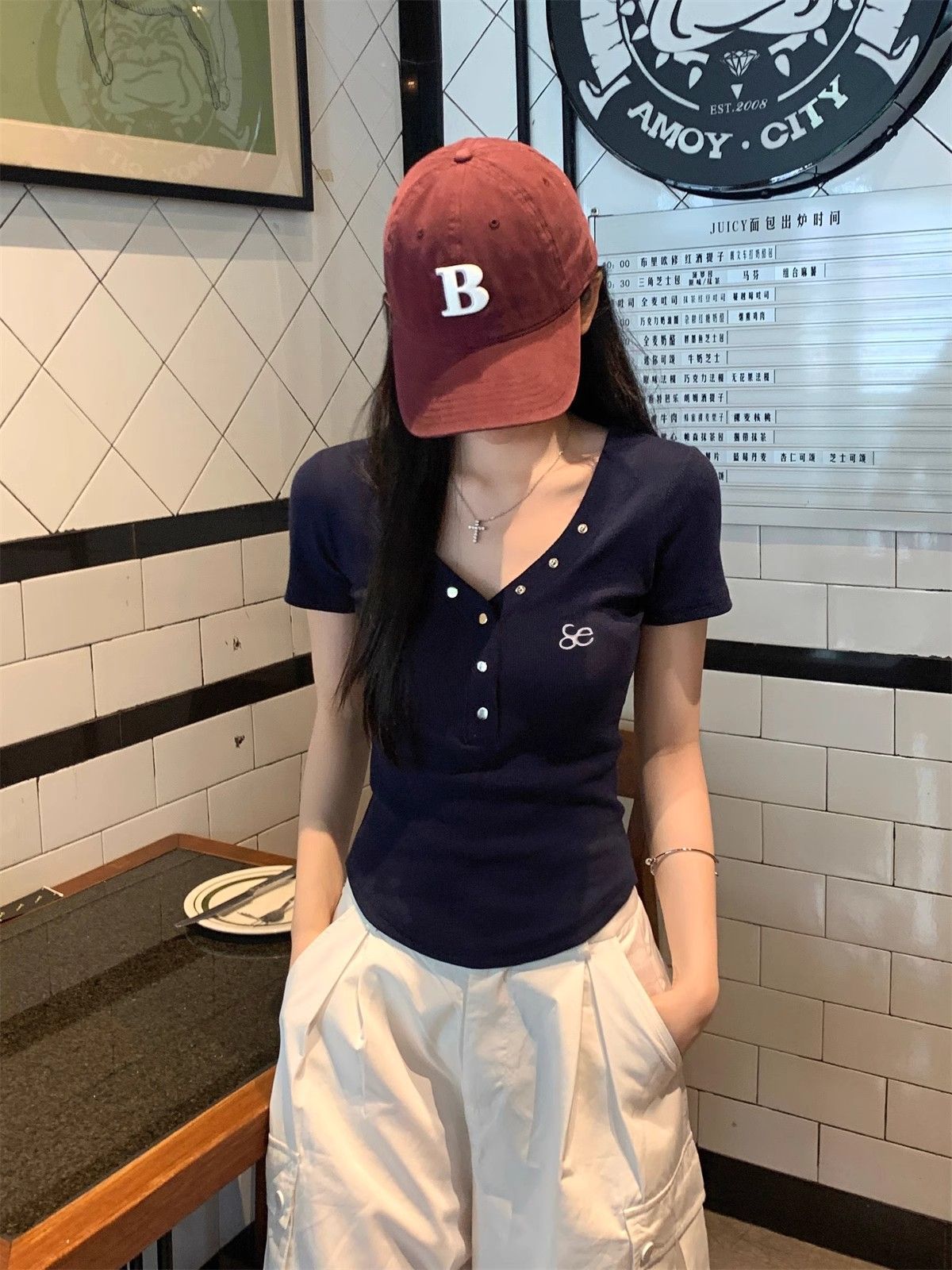 VネックボタンフィットロゴTシャツ