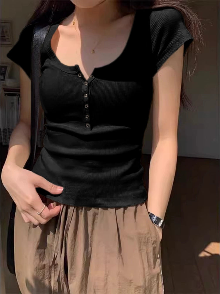 スリムフィットボタンTシャツ