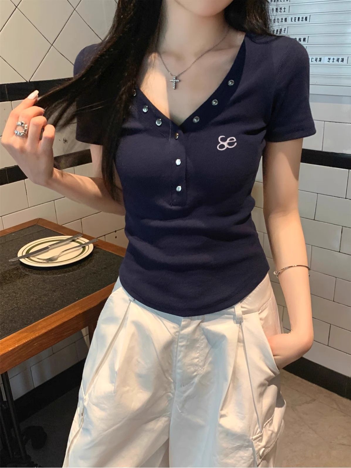 VネックボタンフィットロゴTシャツ