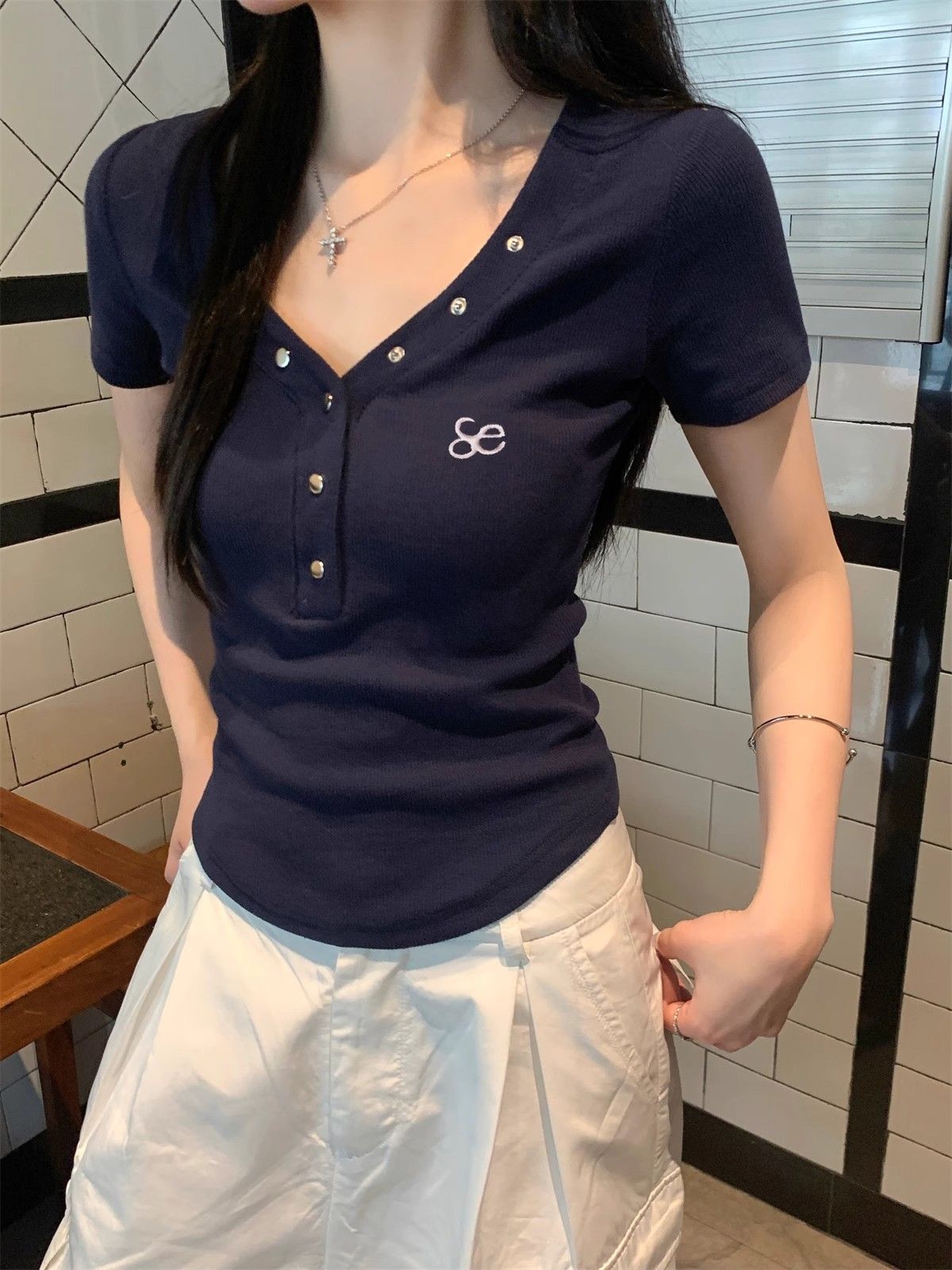VネックボタンフィットロゴTシャツ