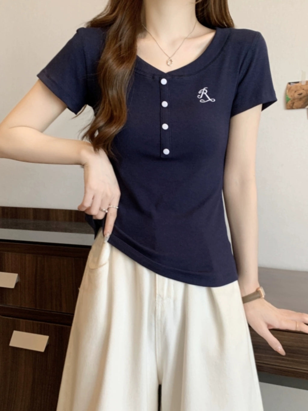 ネイビーVネックワンポイントTシャツ