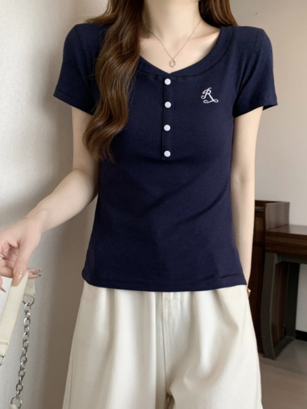 ネイビーVネックワンポイントTシャツ