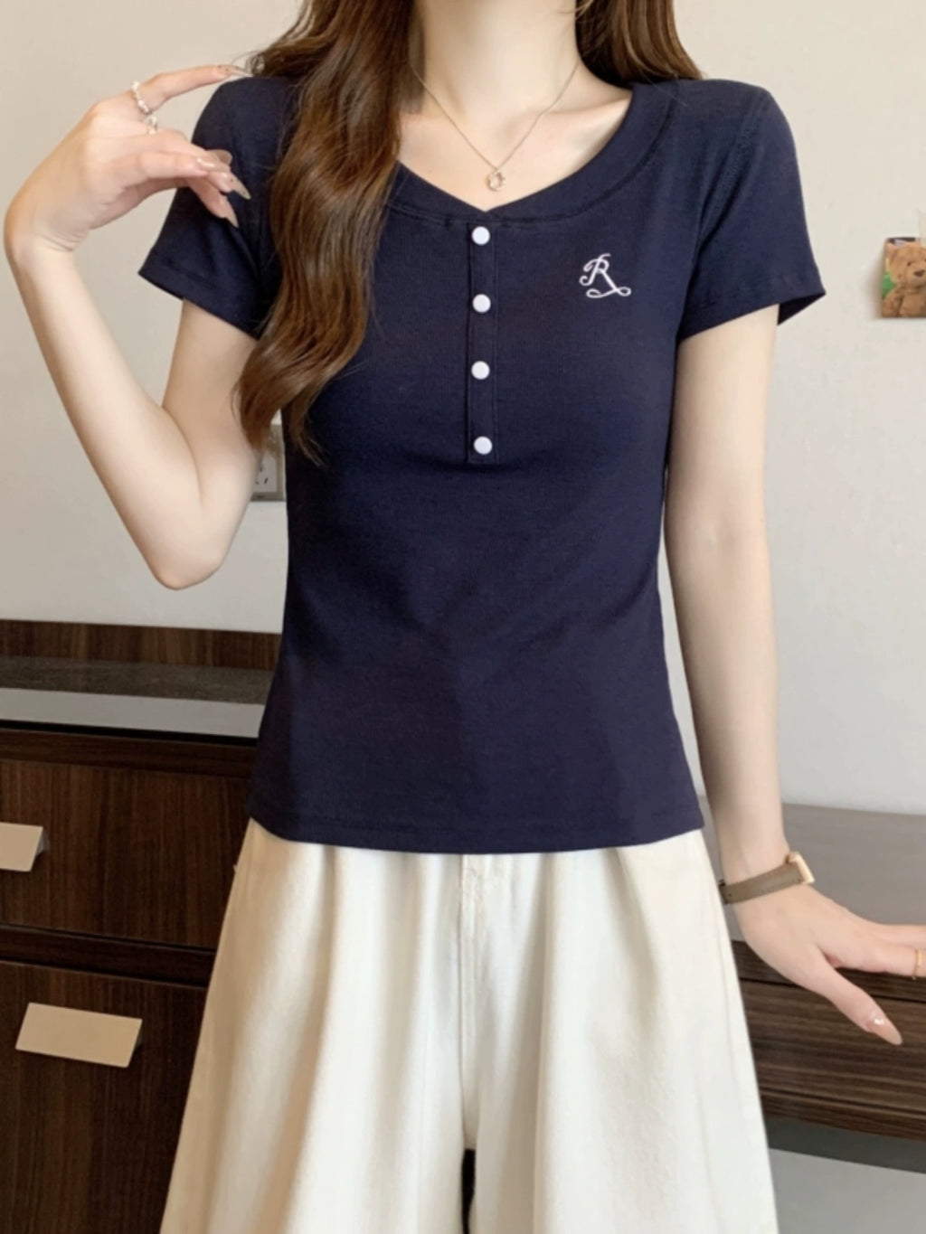 ネイビーVネックワンポイントTシャツ